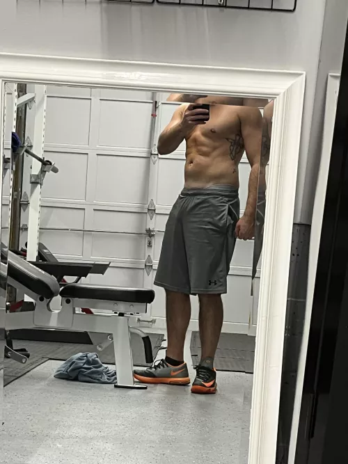 Need a gy[m] buddy to do “cardio with after back day 🍑💪