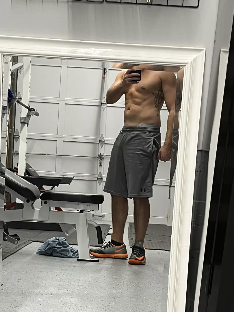 Need a gy[m] buddy to do “cardio with after back day 🍑💪