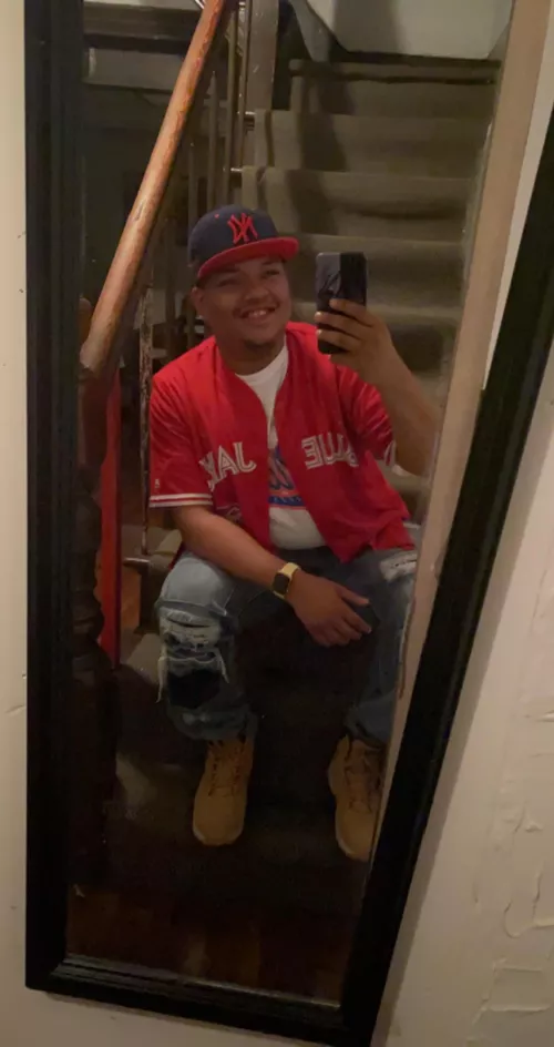 Rare pic of me smiling. If you think I’m cute message me 😅🐻 (24 Bi male)