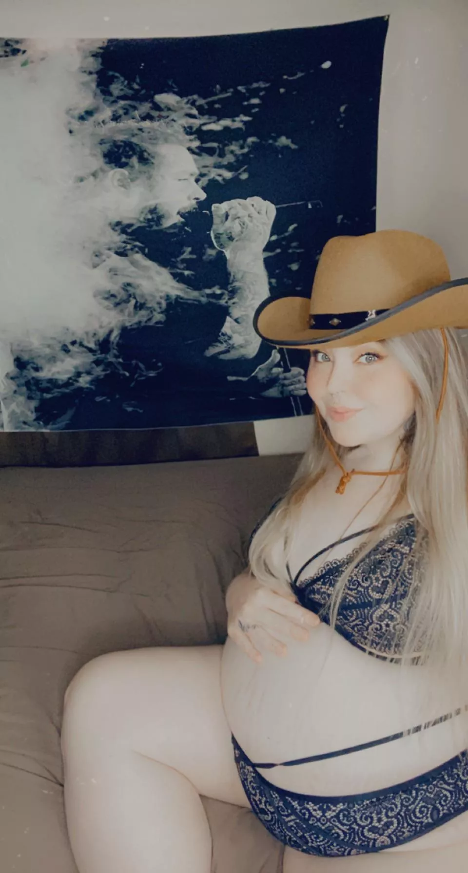 This pregnant cowgirl still loves to ride 😘🍆🤤 yeehaw 🤠