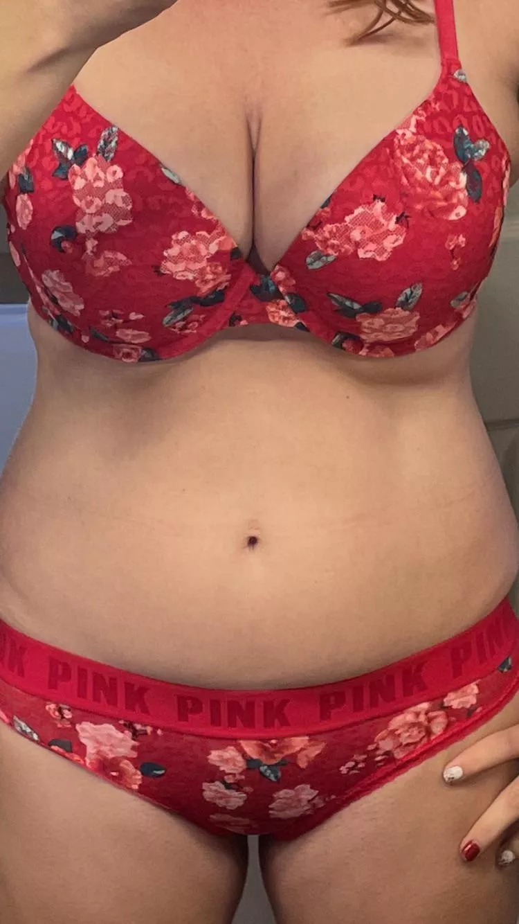 VAULT: 9/26/21: VS red rose leopard lace w/ matching thong (NSFW) 🌹