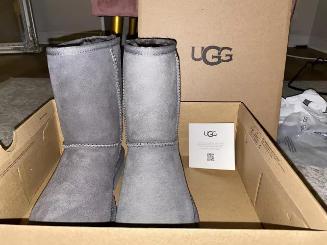 Are these uggs noticeably discolored enough to return? They arrived like this