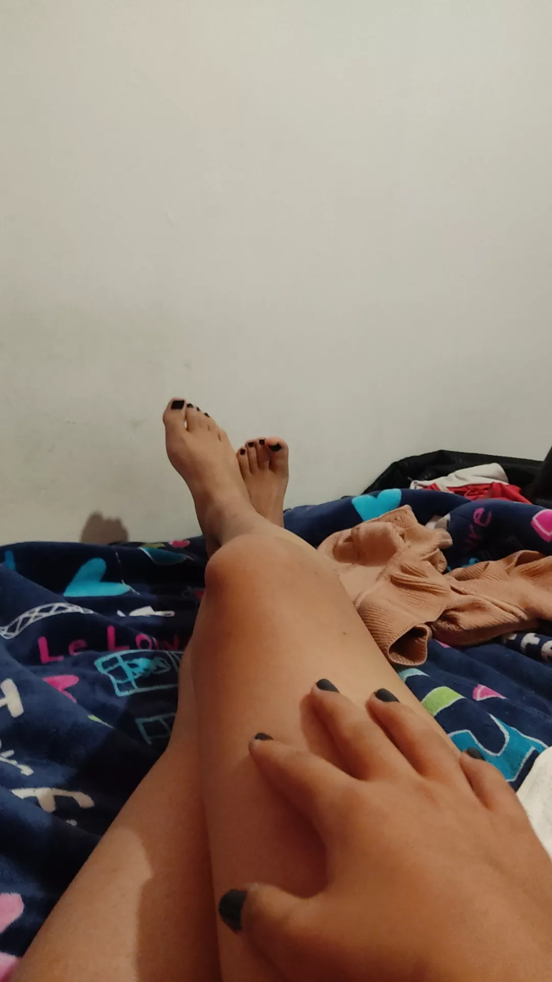 black nails 🖤👅