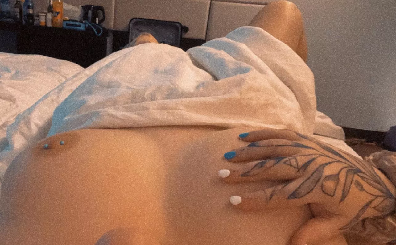 Darlin’ will ya stay right here And shake this (F)rost ❄️off of my bones 💕 Darlin’ will ya stay right here And shake this (F)rost ❄️off of my bones 💕