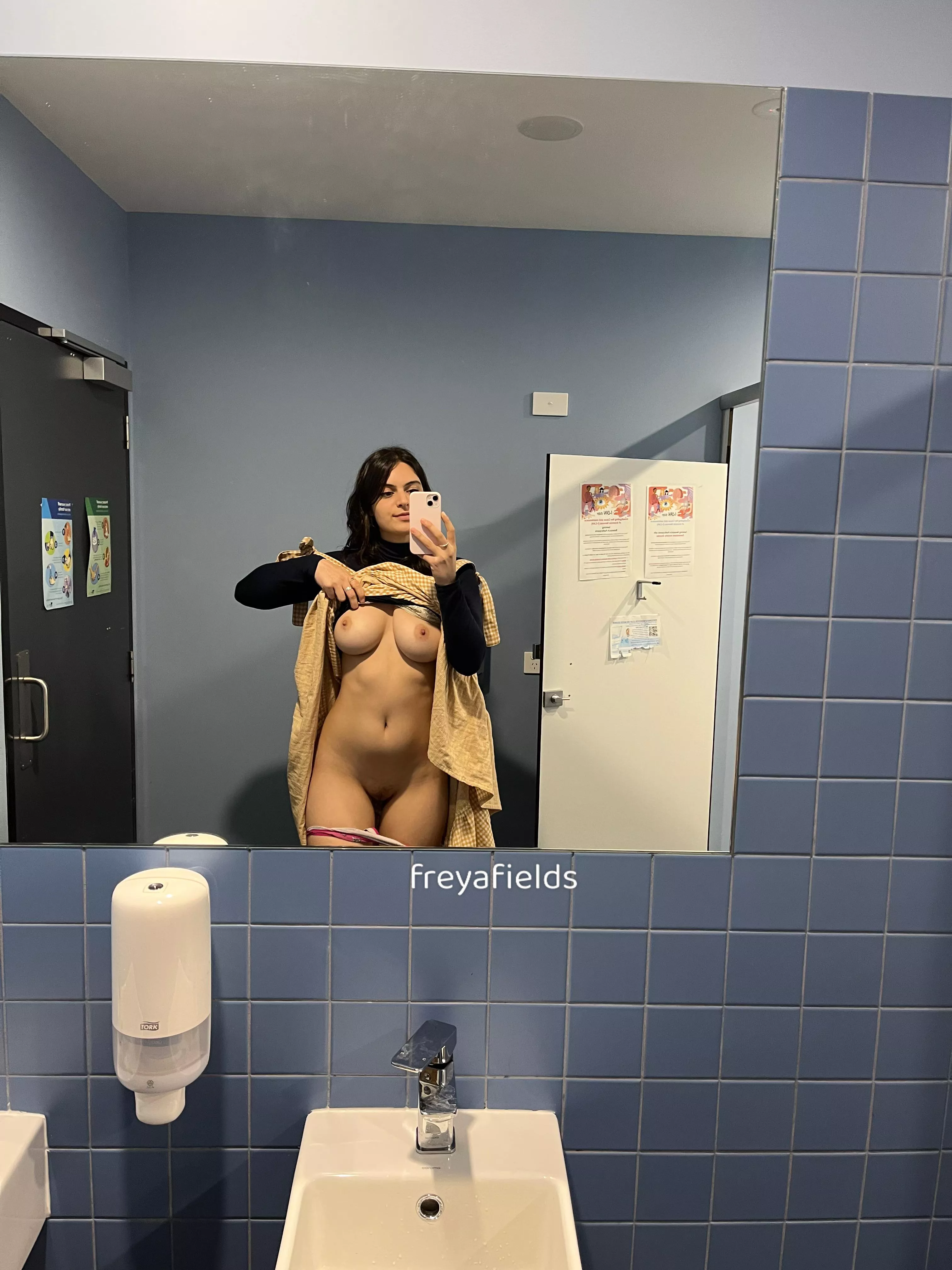 flashing from the uni bathroom 🥵🥵