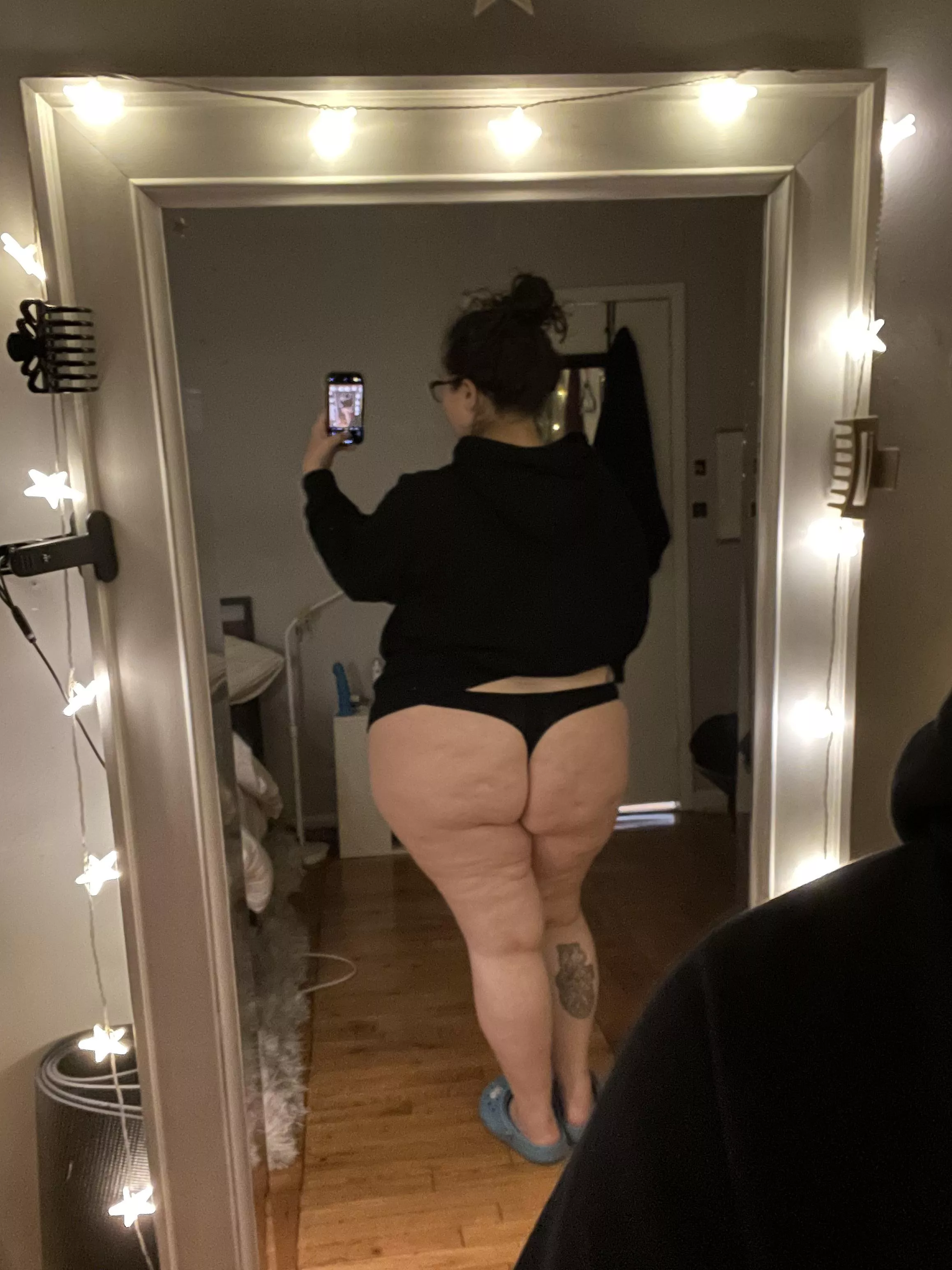 Hoodie season is almost here - you can feel it in the air 🥳🍂 My body temp is confused so I’m cold on top and warmmm on the bottom 😜