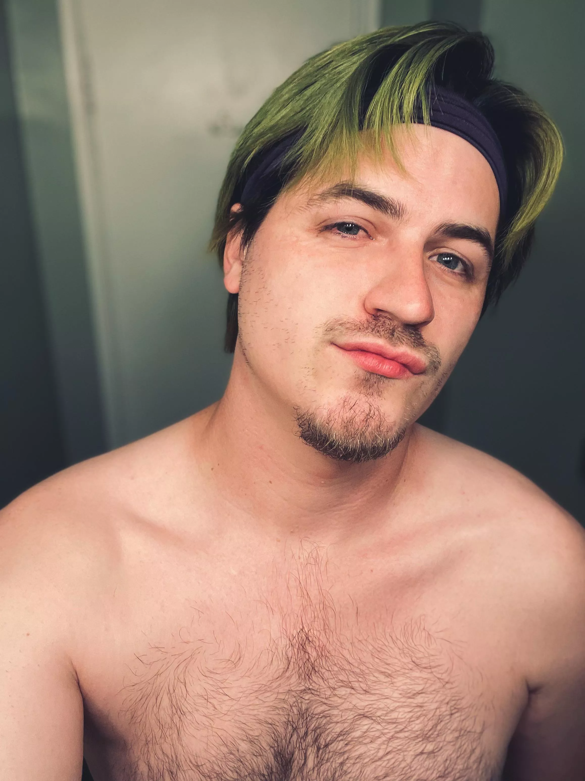 I need this bandanna when gaming cus the hair goes everywhere 🙃