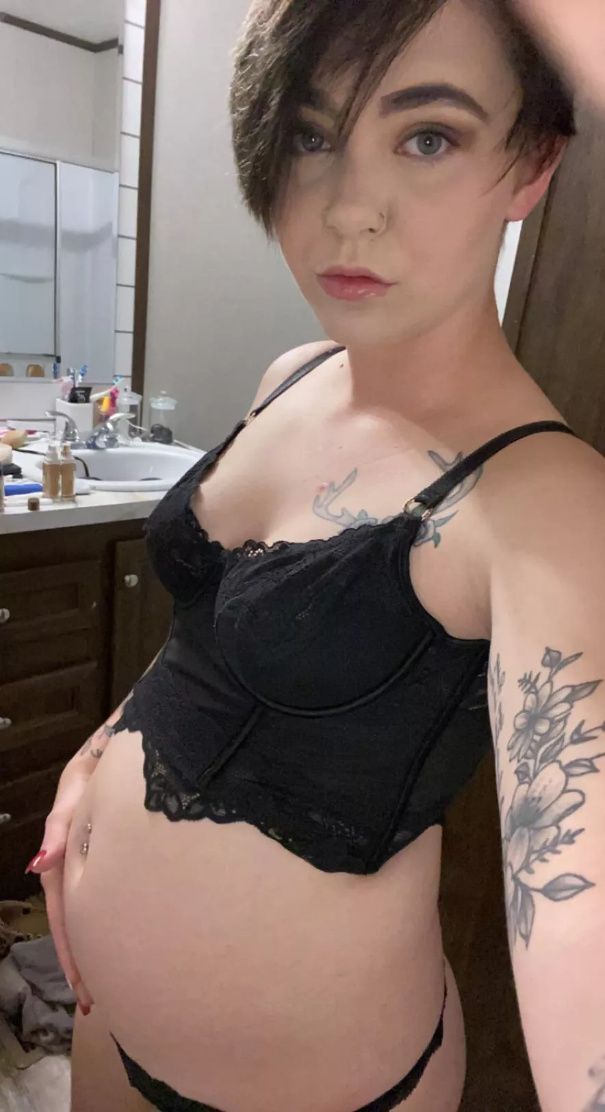 The cutest pregnant lady you’ll ever see 🥵