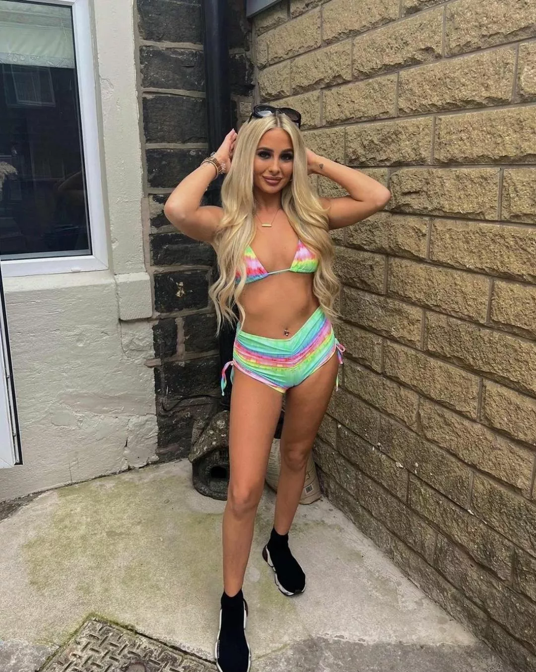 chloe's fat pussyy eating her shorts 👀