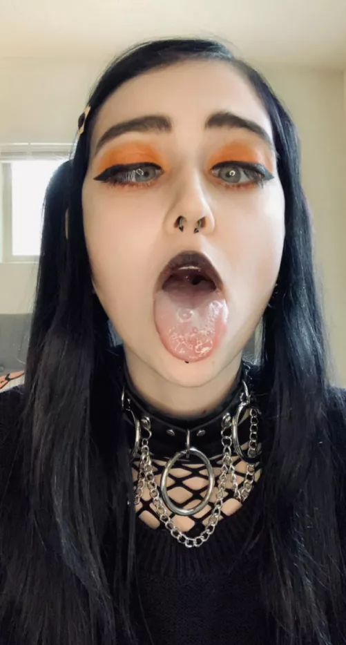 Fuck my throat and give me a facial, can’t you see I’m begging ?🖤