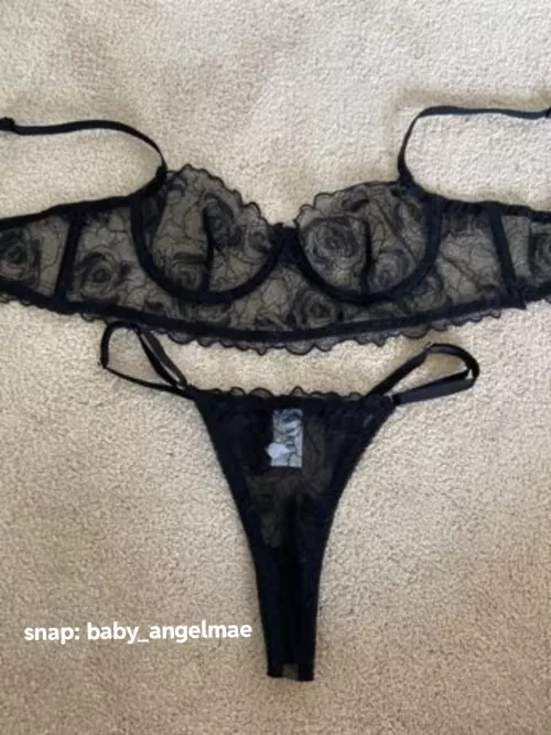 Hi, I'm Angel Mae, 22. Legit seller. I do verify. These are my charges for the following services. --------- S E X T I N G R A T E S --------- EXECUTIVE $25/day - Sexting, exchanges of snap DELUXE $30/day - Sexting, exchanges of snaps, video and audio c