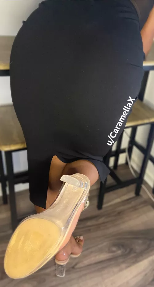 I’d love to lean over your desk like this - will you ignore me & carry on working ? 🤔