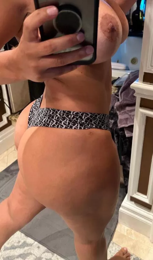 Let my thicc Latina milf curves take care of you, papi.