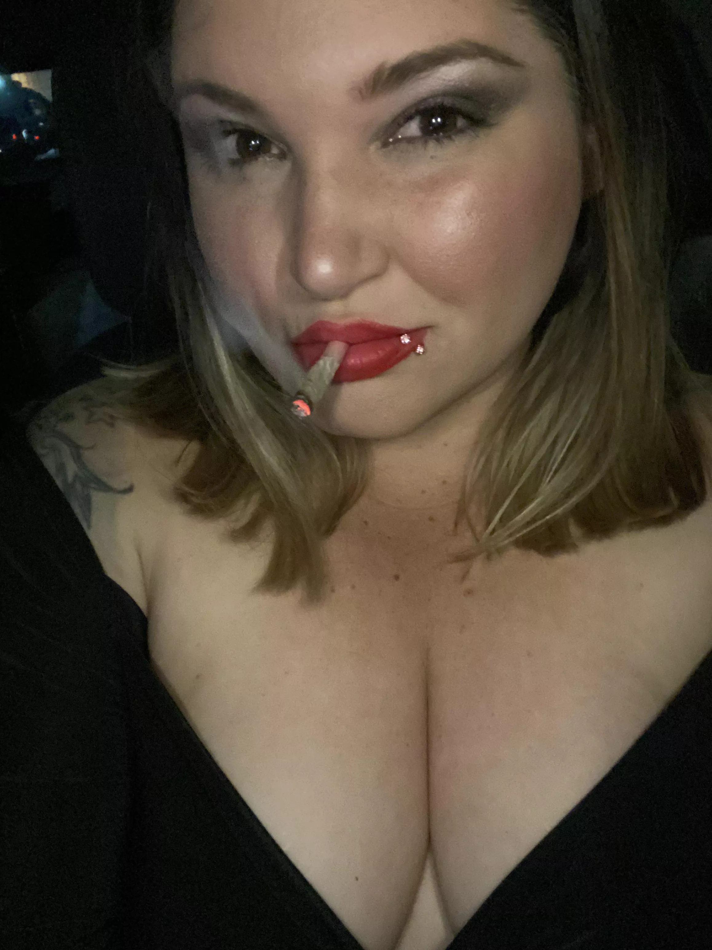 New Free OnlyFans! I respond to all DMs! Private/ Custom photos. Very open-minded. Big ass & titties... sexy, tattooed. 420. Cum follow me 🥰