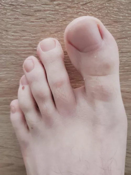 Some people told me that I have pretty toes! What's your thoughts? 😋
