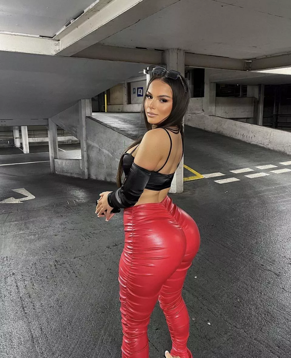 Thick back in red leather 🤤