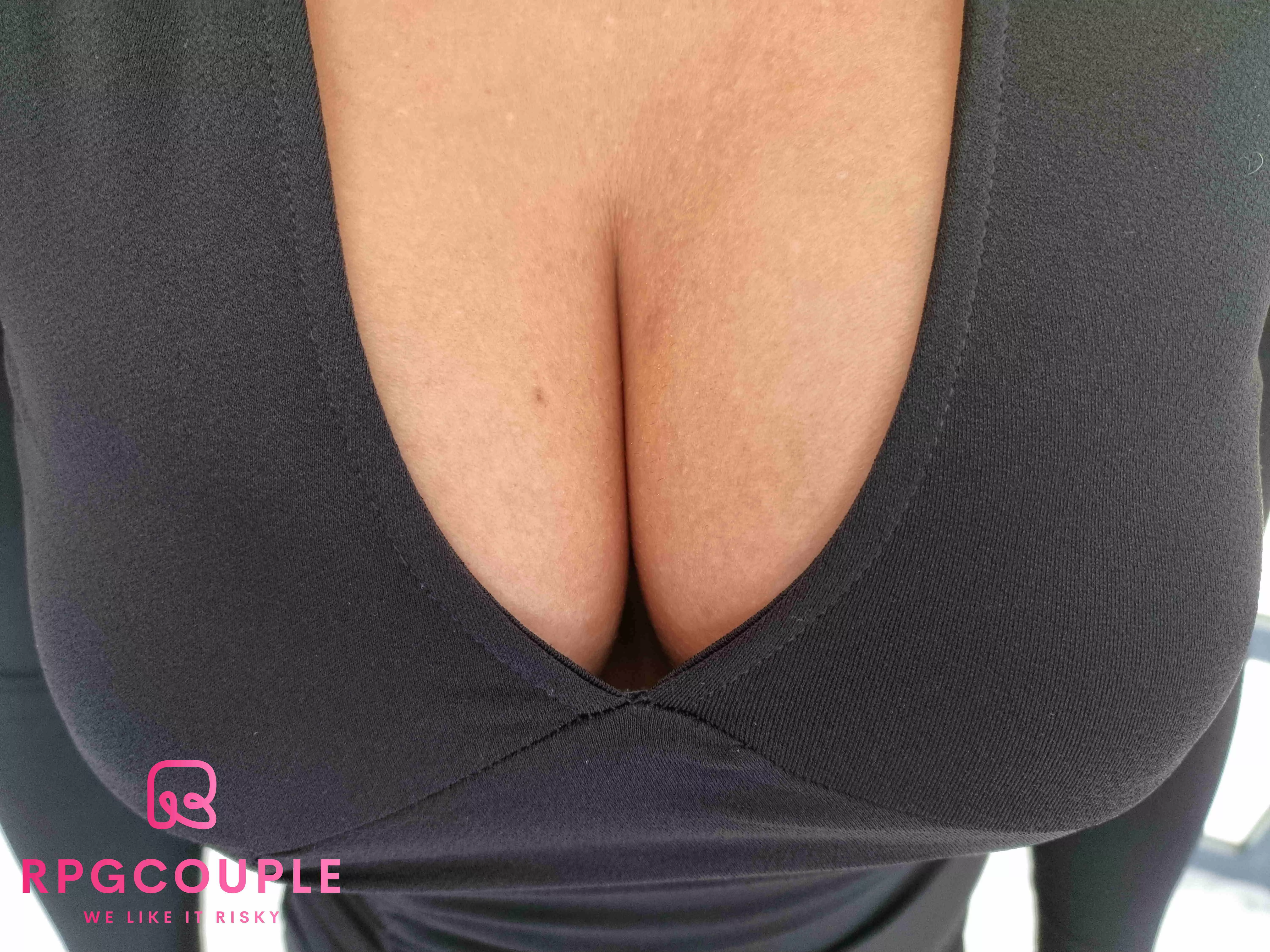 Am I distracting you too much with my cleavage ?