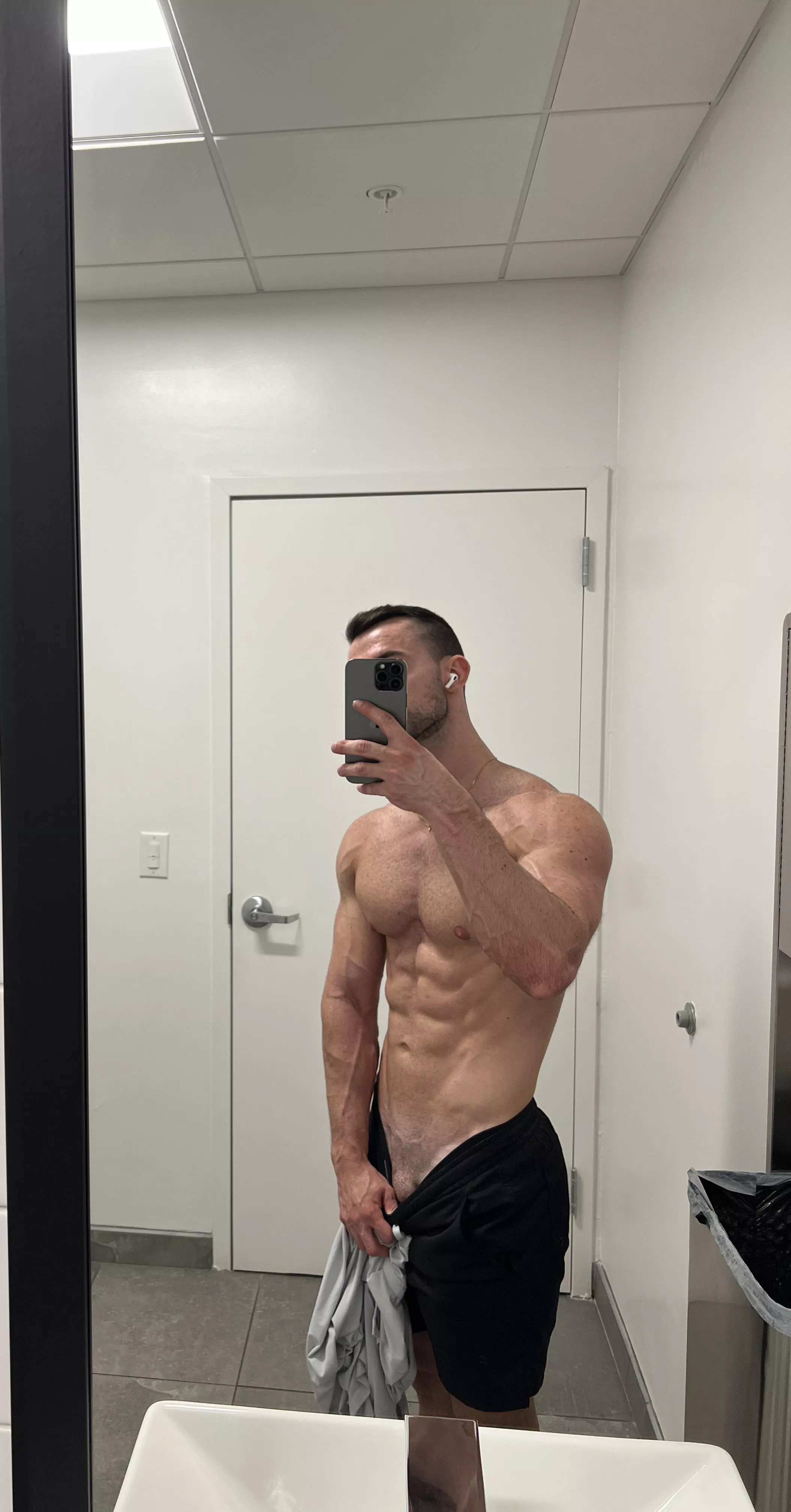 Come get on your knees for me 😈