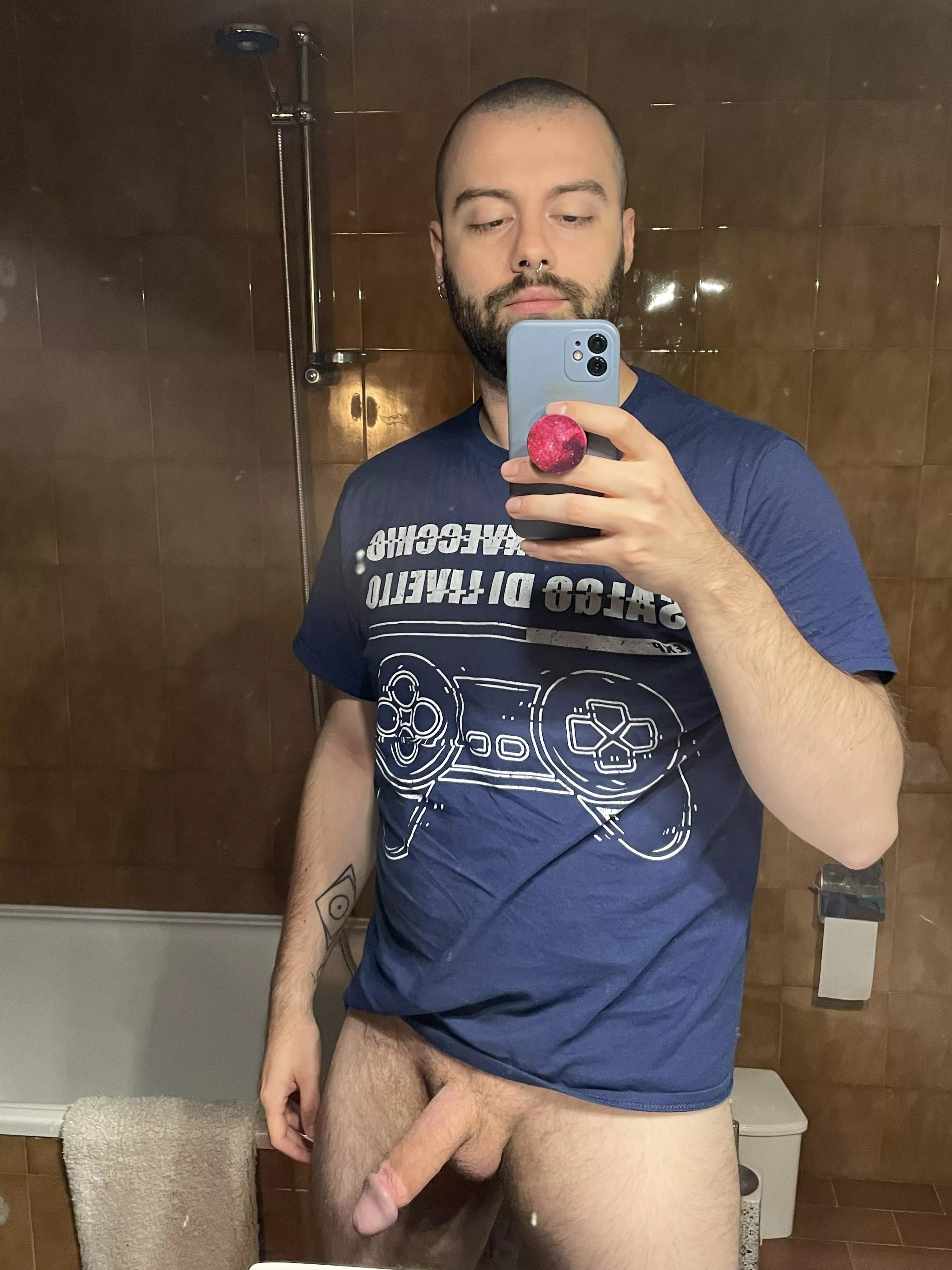 Goodmorning with bro's banging at the door asking what I'm doing cause he needs the bathroom