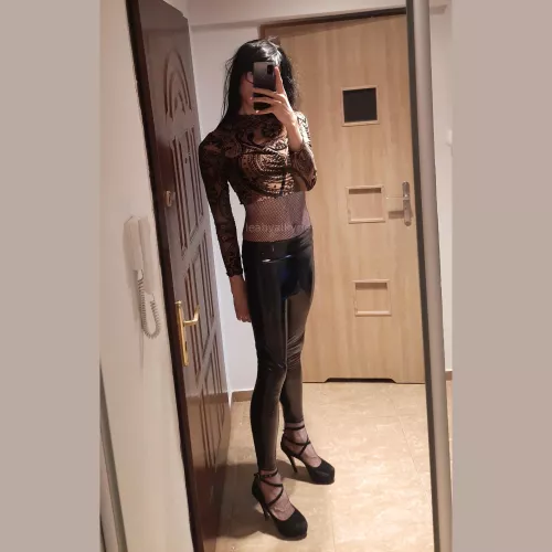 Hi (say it back if you are not scared and would like to date with me)