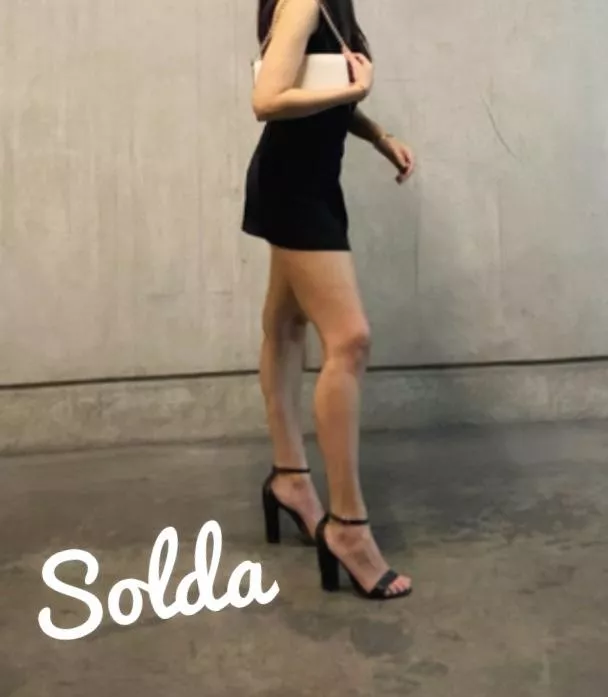 I feel super cute wearing this mini dress and 4 inch black heels 💕 (oc) Solda f