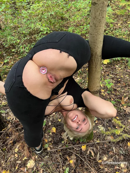 I'll hold on to a tree like this and you'll fuck me in the forest, ok?😜
