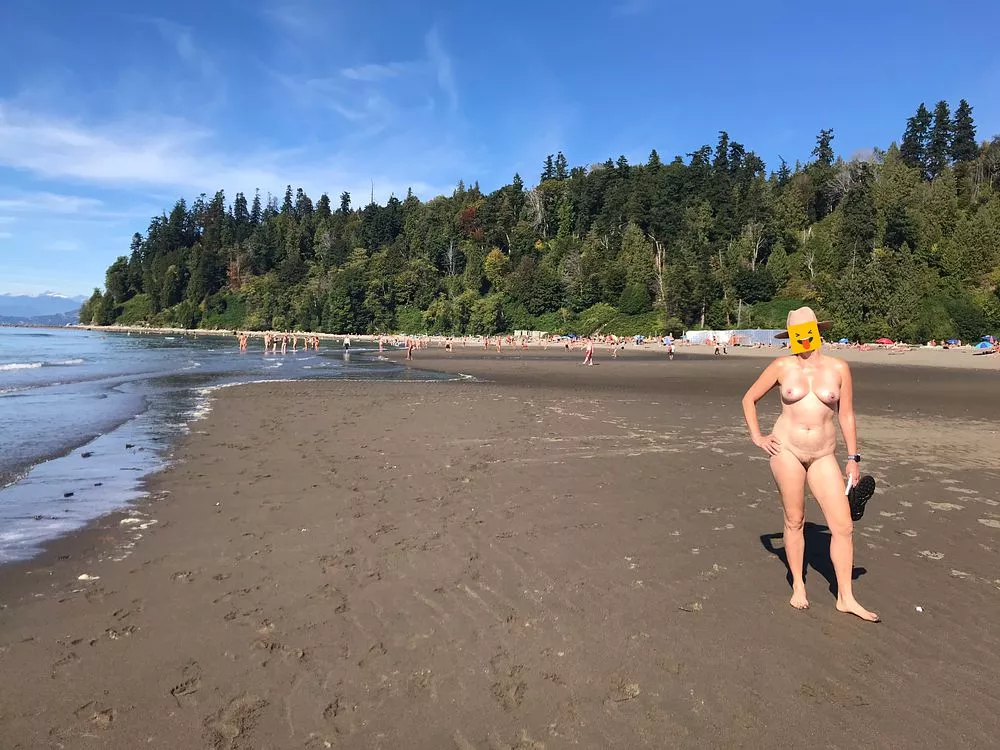 Love being nude at the beach.......... Love being nude at the beach..........