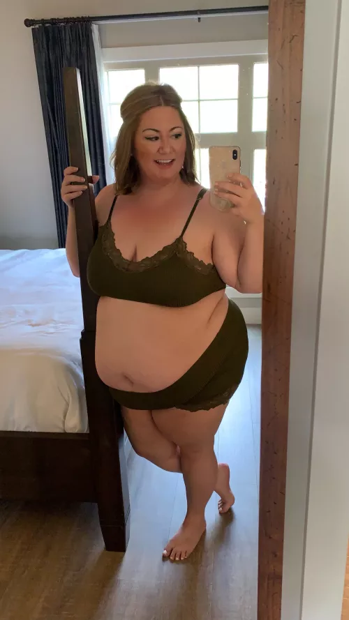 Same cute belly, new shorter hair😘😘