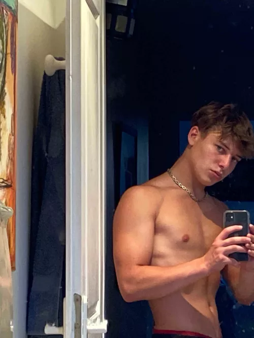 Think my lil bro is sick of me using his mirror to take selfies