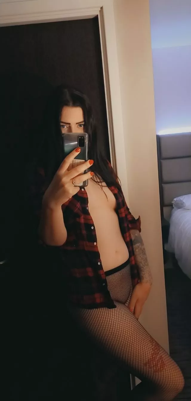 wanna see what's under the shirt 🥵