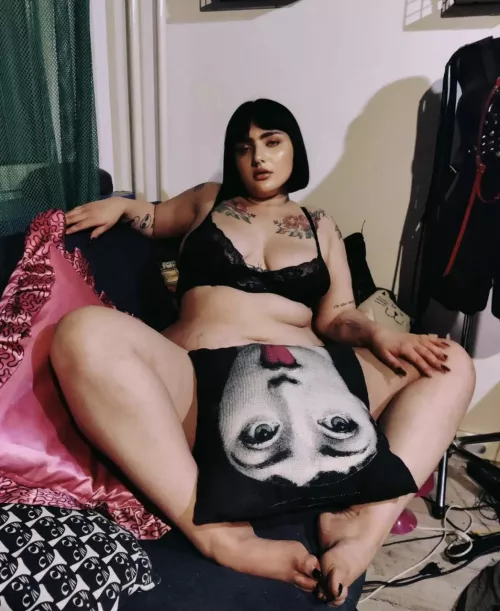 Why don’t you get on your knees and serve like you’re meant to 😈👅