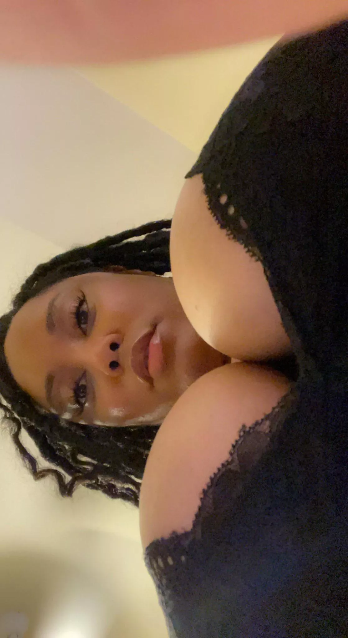 Wow imagine my strap in your mouth and you look up and see this beaut 👸🏽