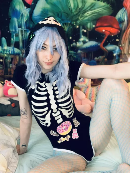 anybody wanna rip these fishnets off?🖤