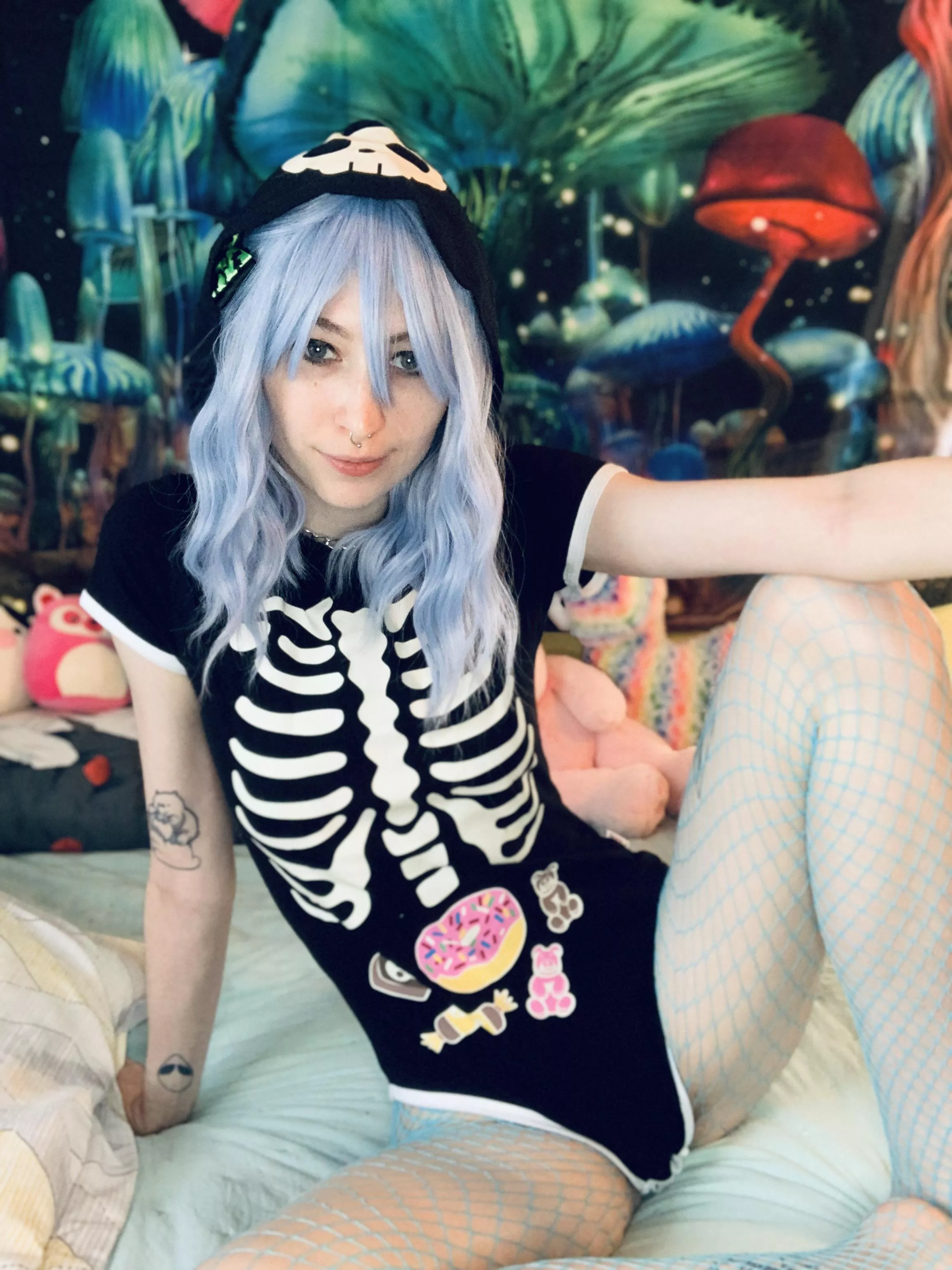 anybody wanna rip these fishnets off?🖤