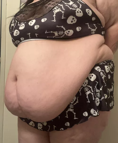 Happy October 1st! Time to gorge on some pumpkin pie and Halloween candy 🖤