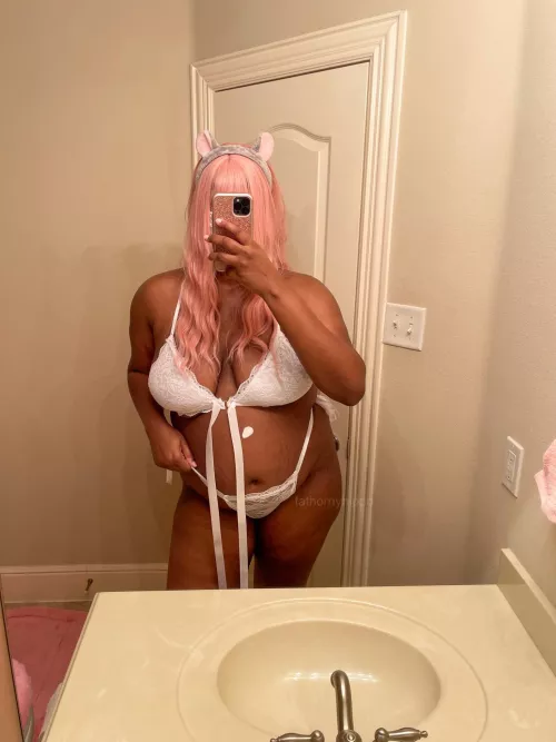 I think black women look INCREDIBLE in white!!