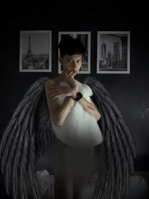 I'd be a twink vampire for the entire spooky season 🎃