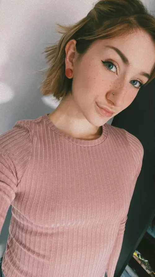 It’s not too noticeable that I’m not wearing a bra today…but I like knowing 🤭