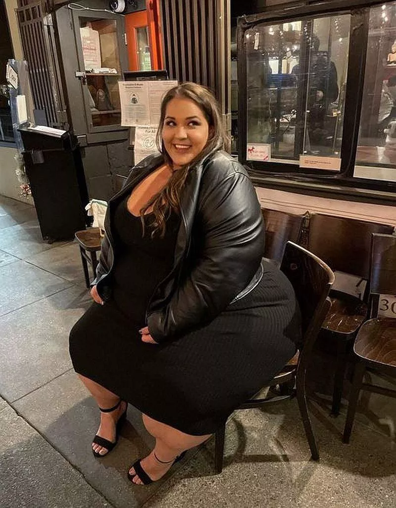 Let’s chat about SSBBWs straining, busting, and overwhelming chairs. DM me.