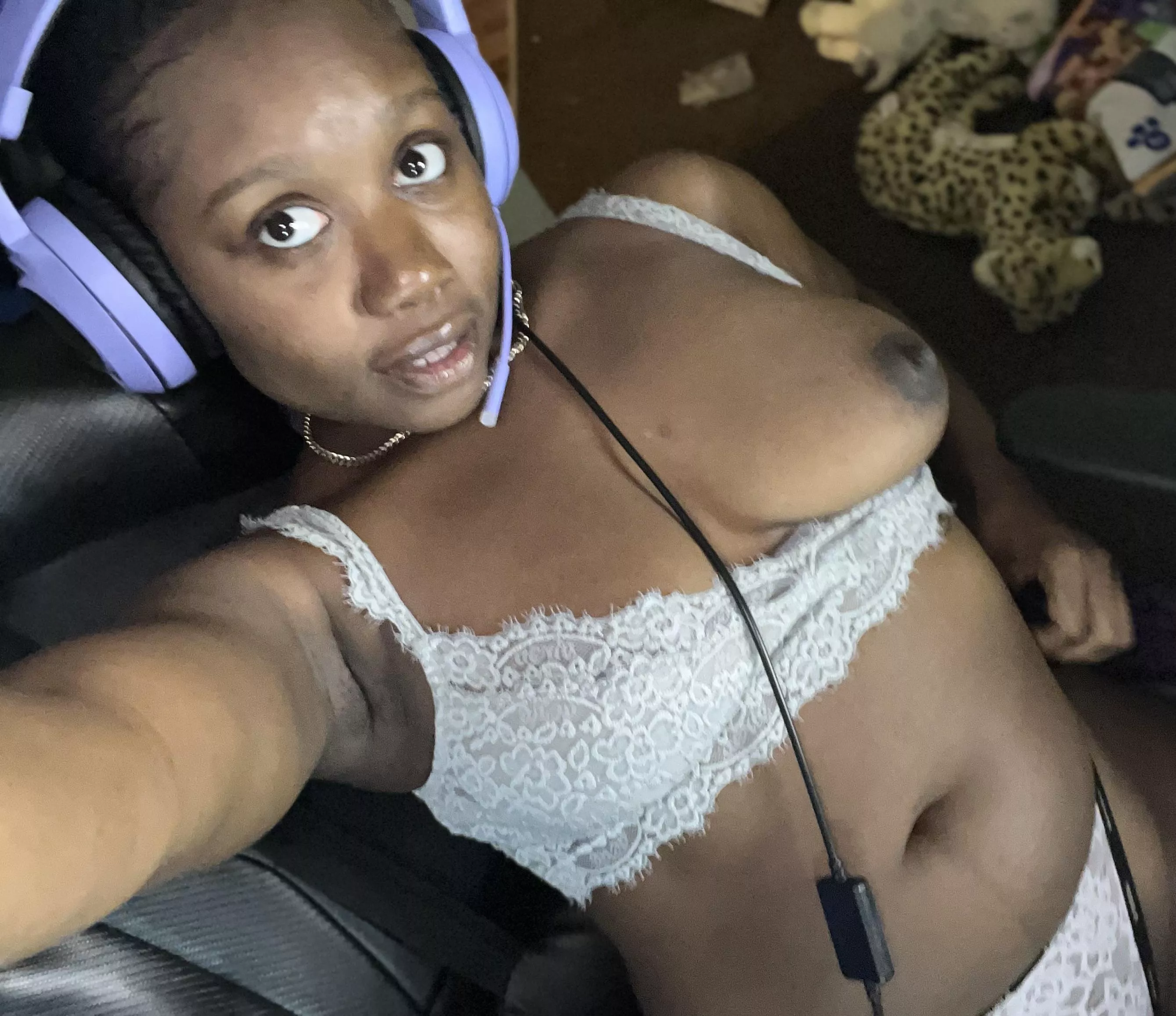 Oh no my tittie came out while gaming 🙈🫣