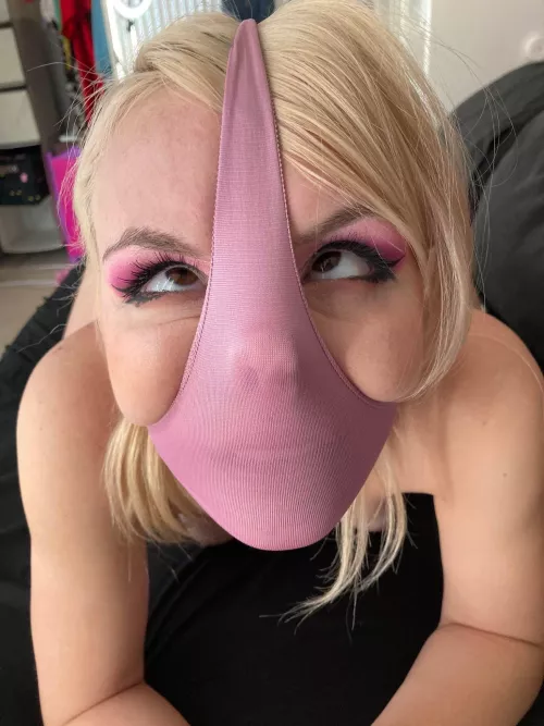 Does anyone know the name of the actress in this photo? Thanks!