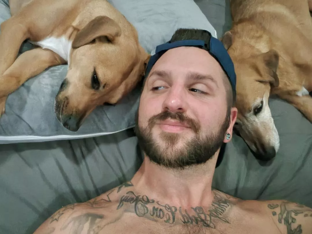 hanging with the ladies tonight... tomorrow we stream ⚔️👑 https://m.twitch.tv/KokiriTanuki