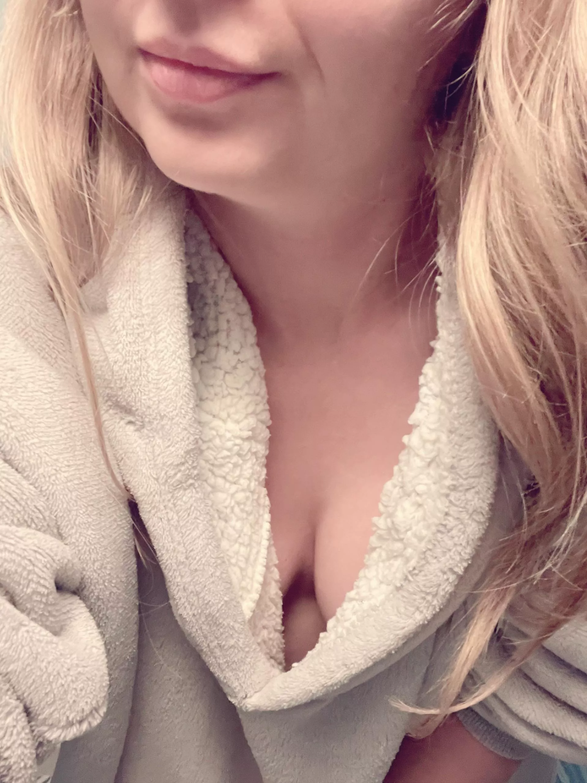 Happy Sunday. Wanna snuggle up with me? 😘