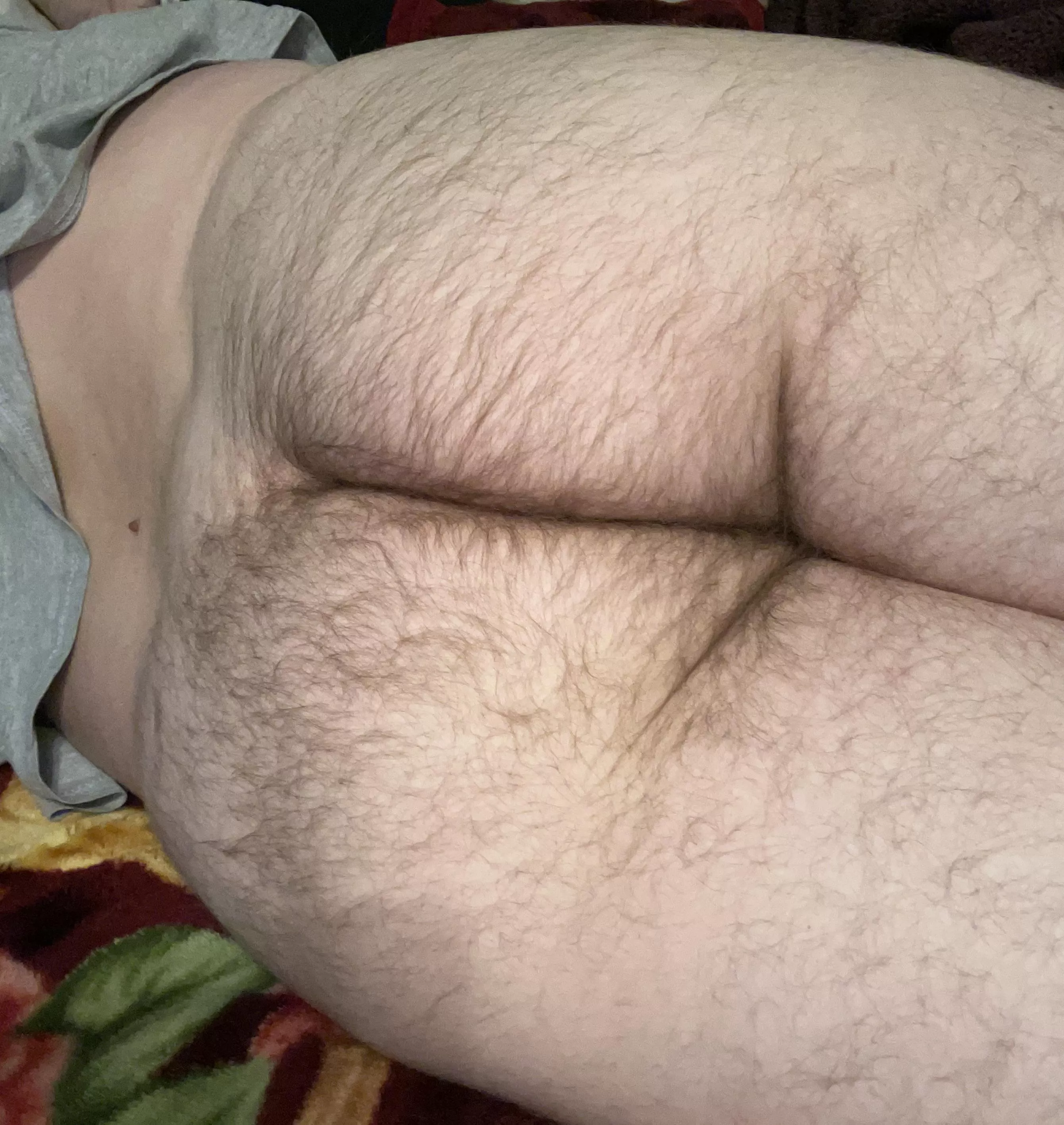 It looks like a right pointing arrow ➡️😘