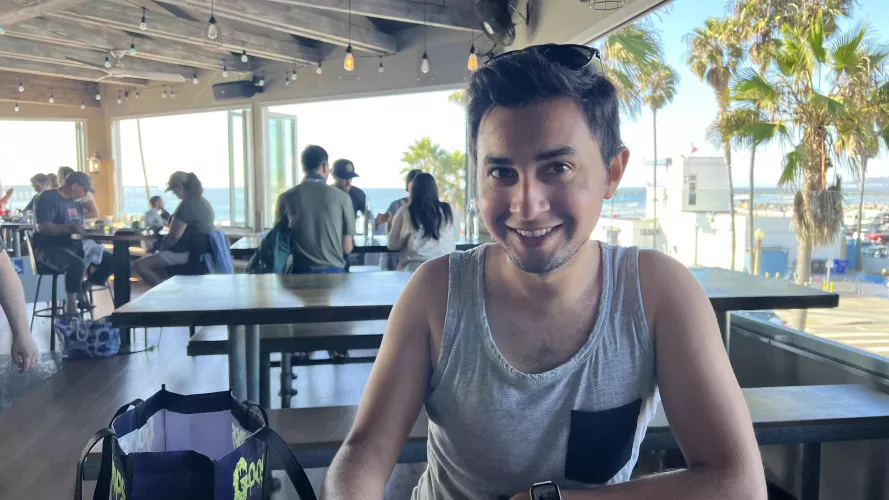 Lately I felt like I look older and tired than ever. After this candid photo I felt a bit better about my looks 😊