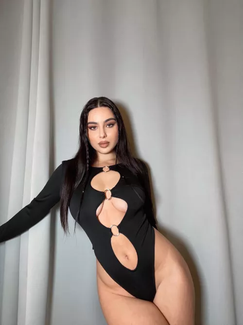 Naughty Persian Slut with a big Ass and big natural Titties 🤪 My EXPLICIT page is only $3 😳 link in comments ⬇️