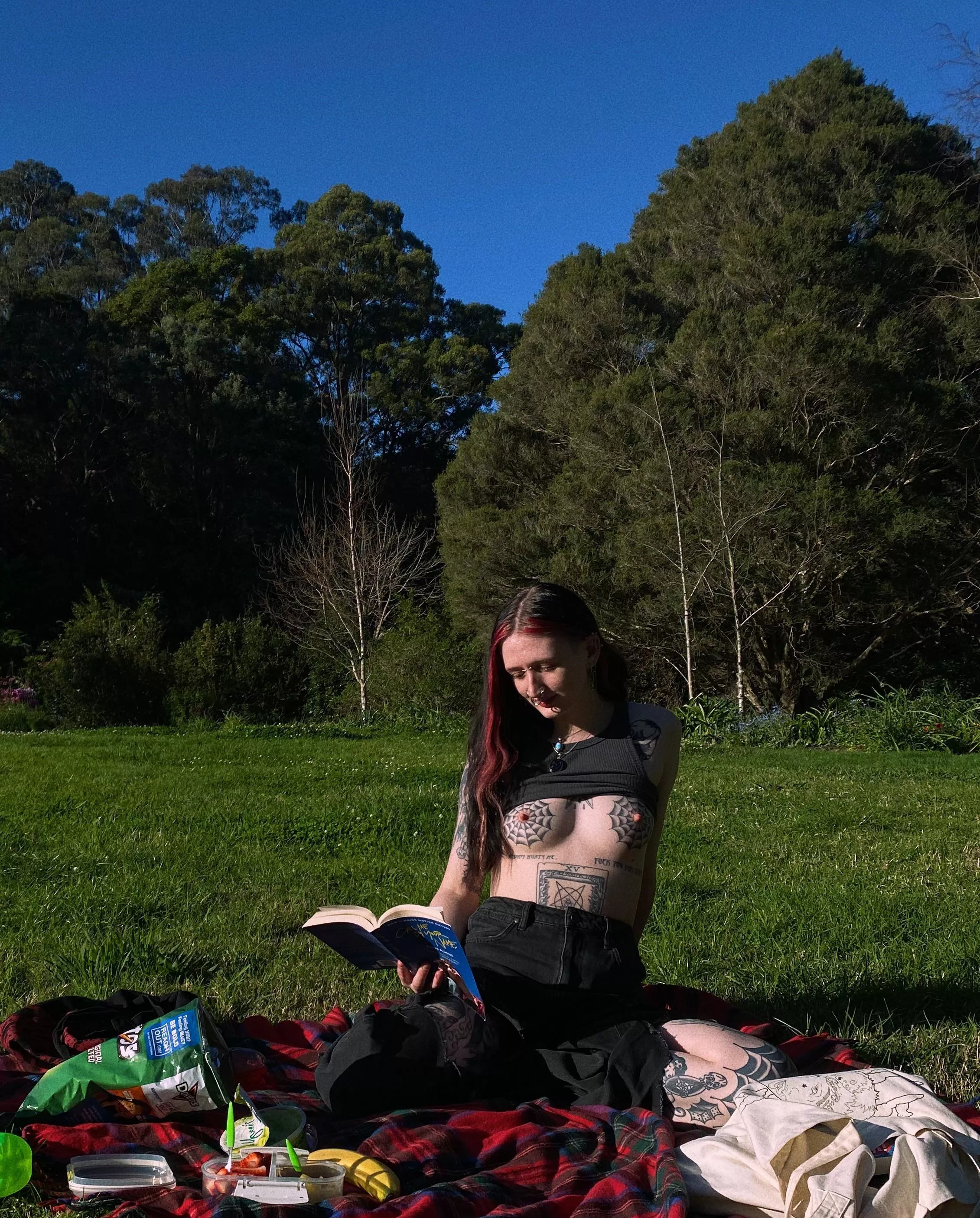 Reading my gay little book in the gardens❤️ Reading my gay little book in the gardens❤️