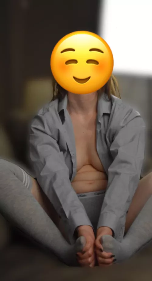 Sometimes when I feel cute I just hold my feet😇