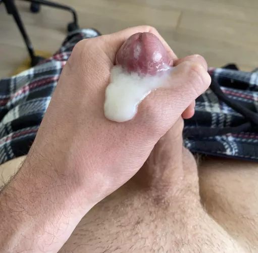 Straight and married but I absolutely love cum 🥴