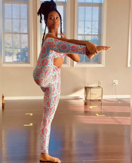 That mountain pose has to be on fleek to hit this stretch #balancebuildsstrength